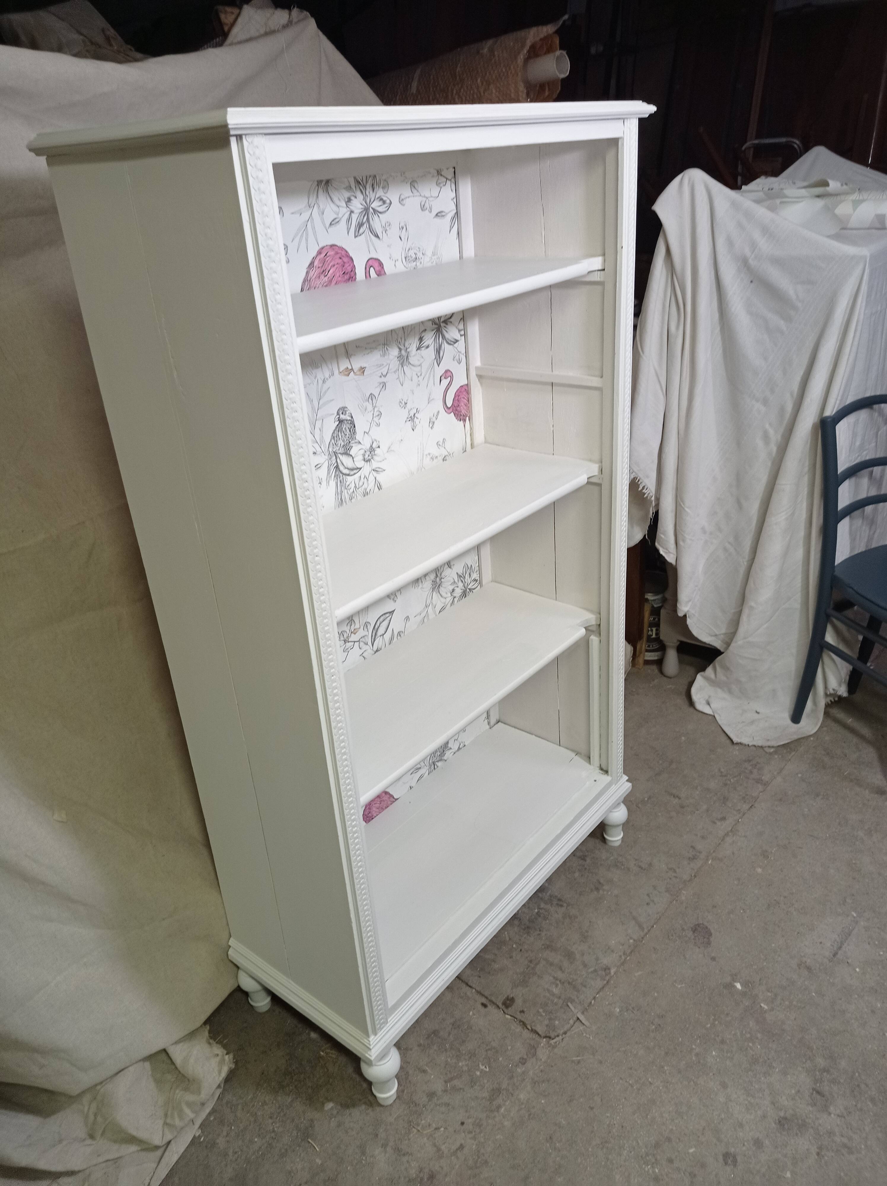 Armoire avec papier peint