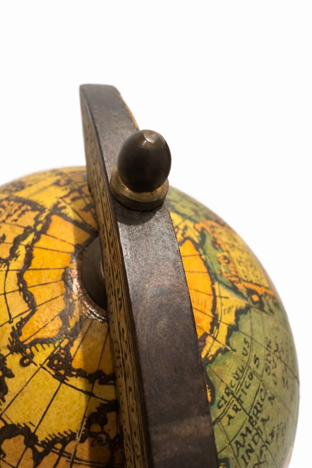 Globe terrestre vintage en bois tourné et bronze