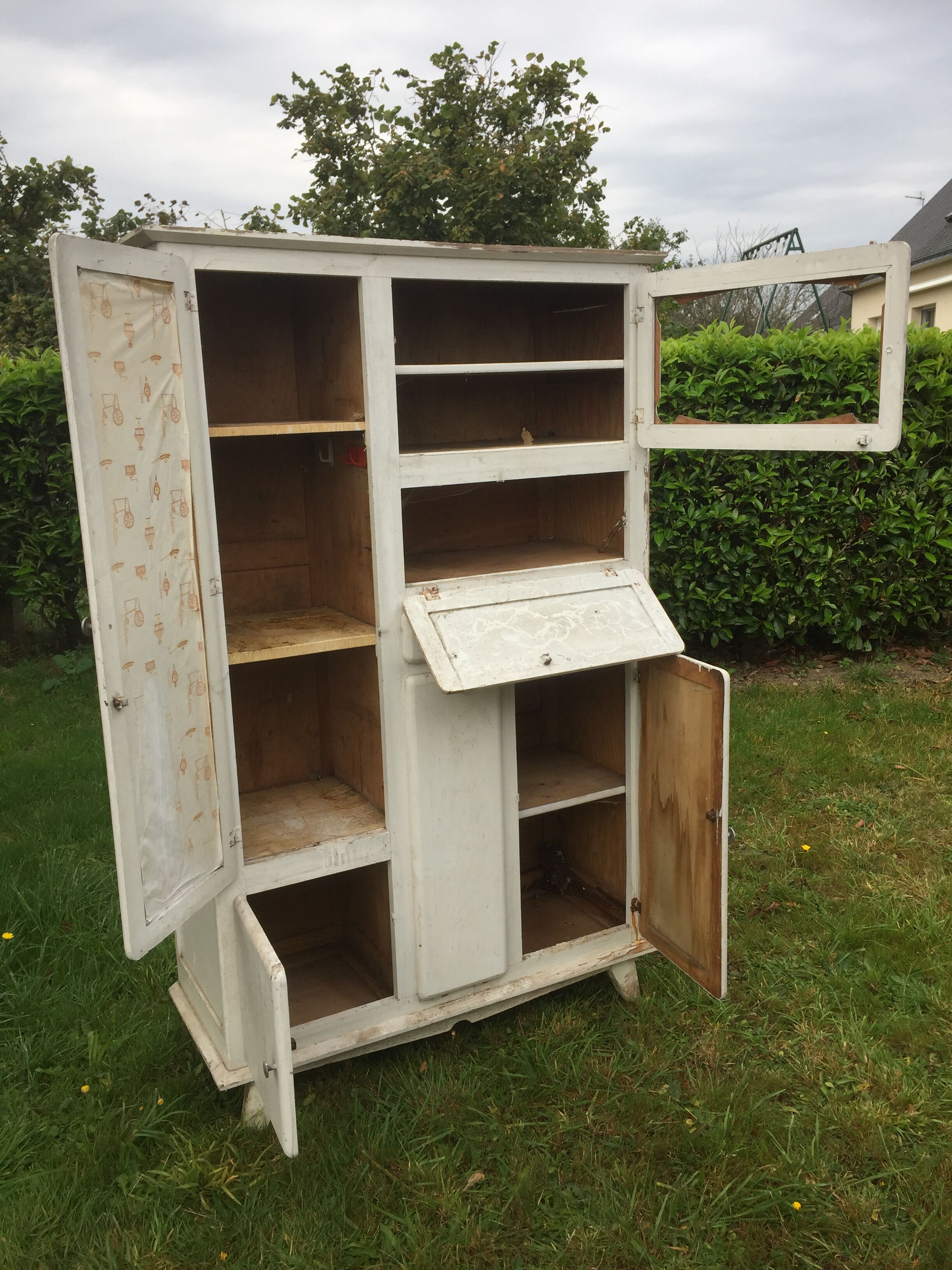 Vintage Mado buffet with white lacquered compass feet.