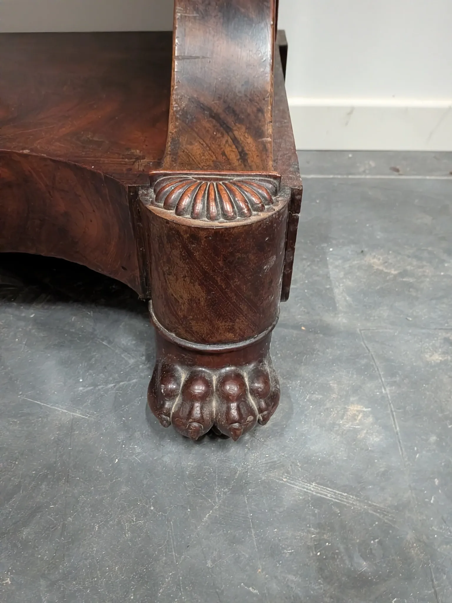 Console restored in flamed mahogany, Sainte-Anne marble, claw feet.