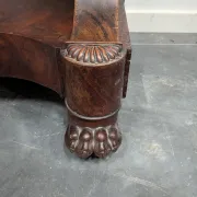 Console restored in flamed mahogany, Sainte-Anne marble, claw feet.