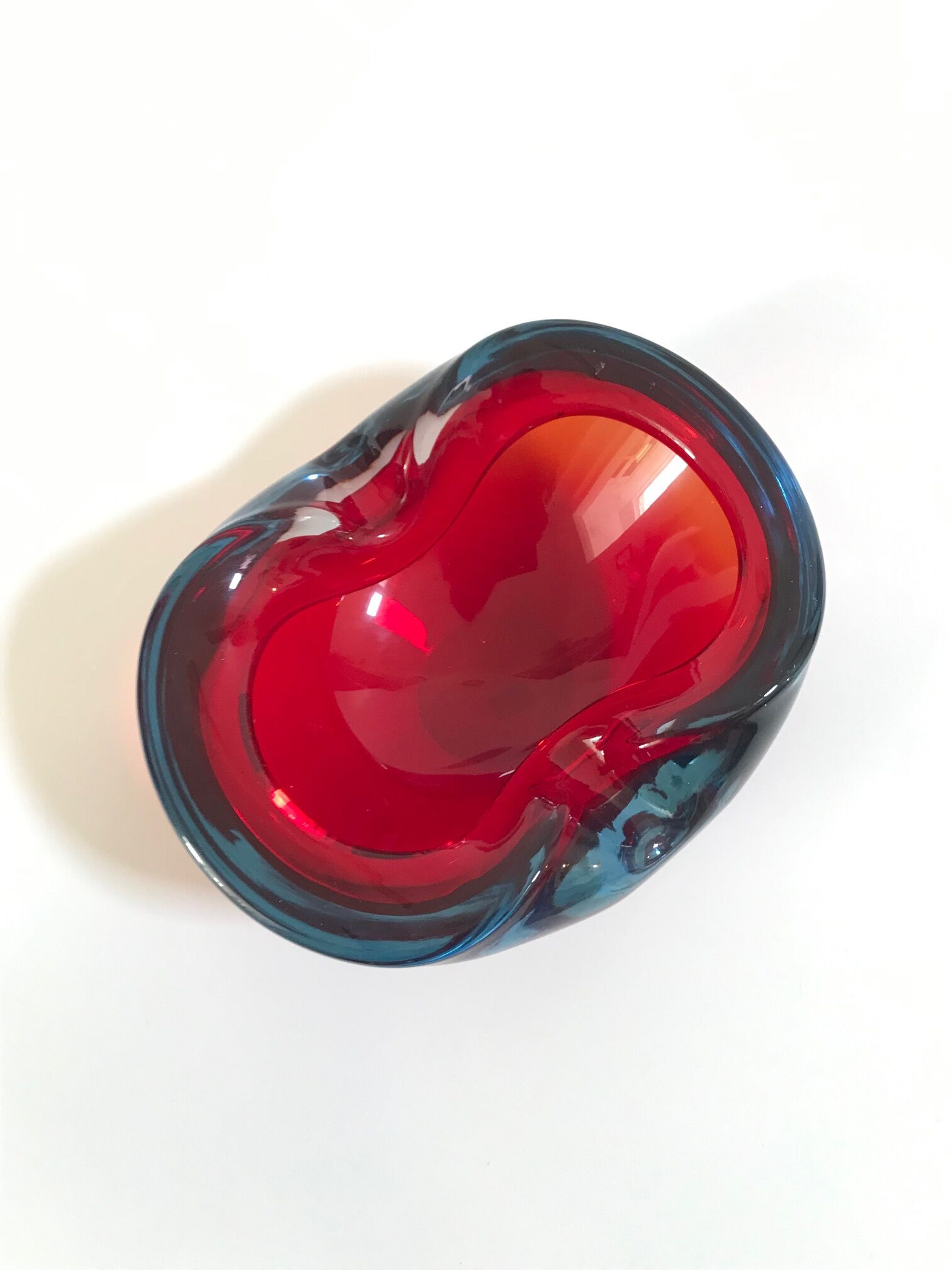 Cendrier rouge et bleu de flavio poli pour seguso, en verre de murano 1960