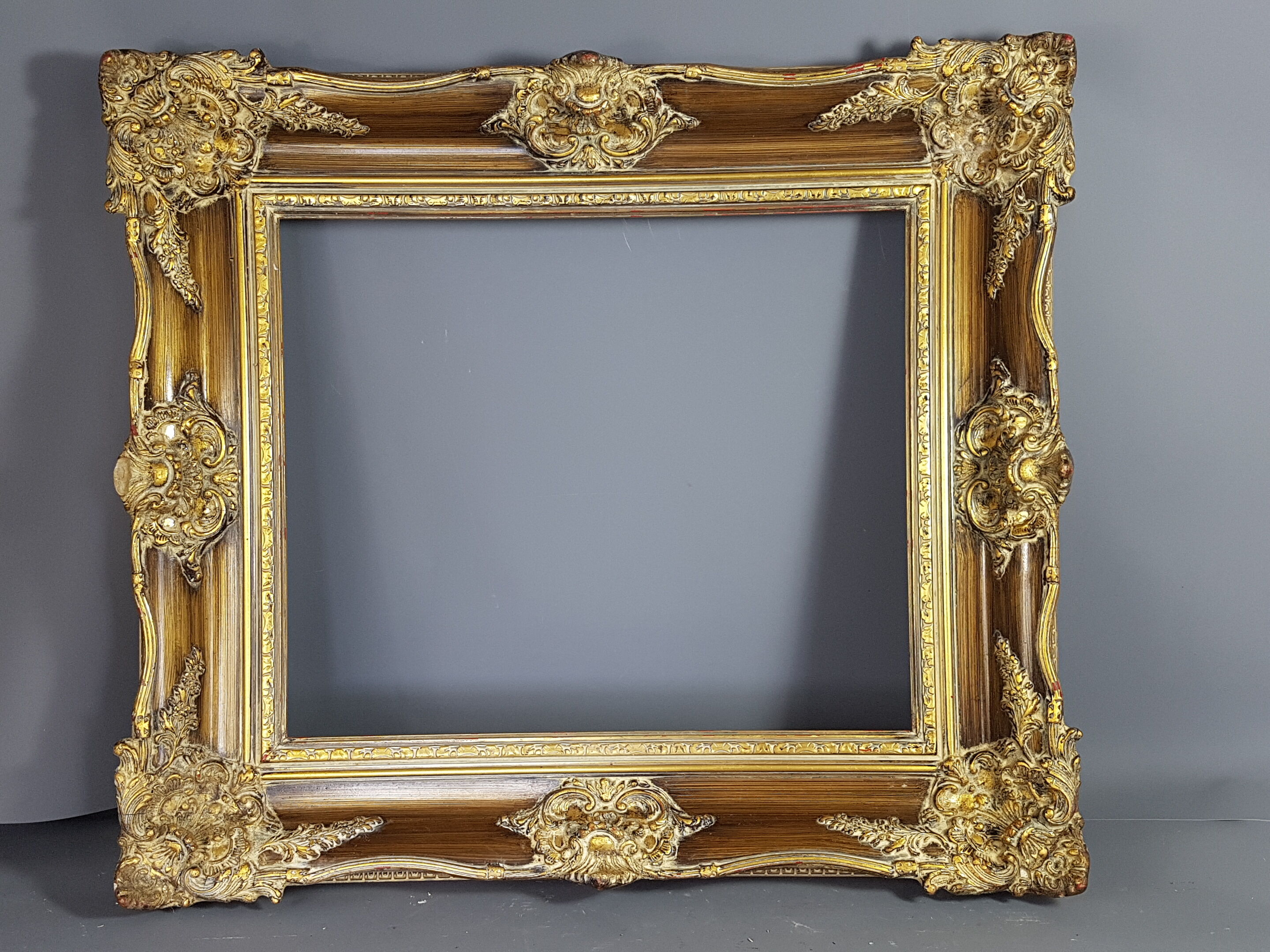 Large frame Louis XV style wood and gilded stucco patinated 78x69 cm, leaf: 55.5x46.5 cm