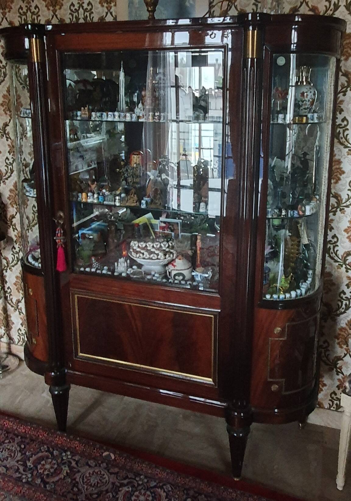 Louis XVI style display cabinet in varnished mahogany wood.