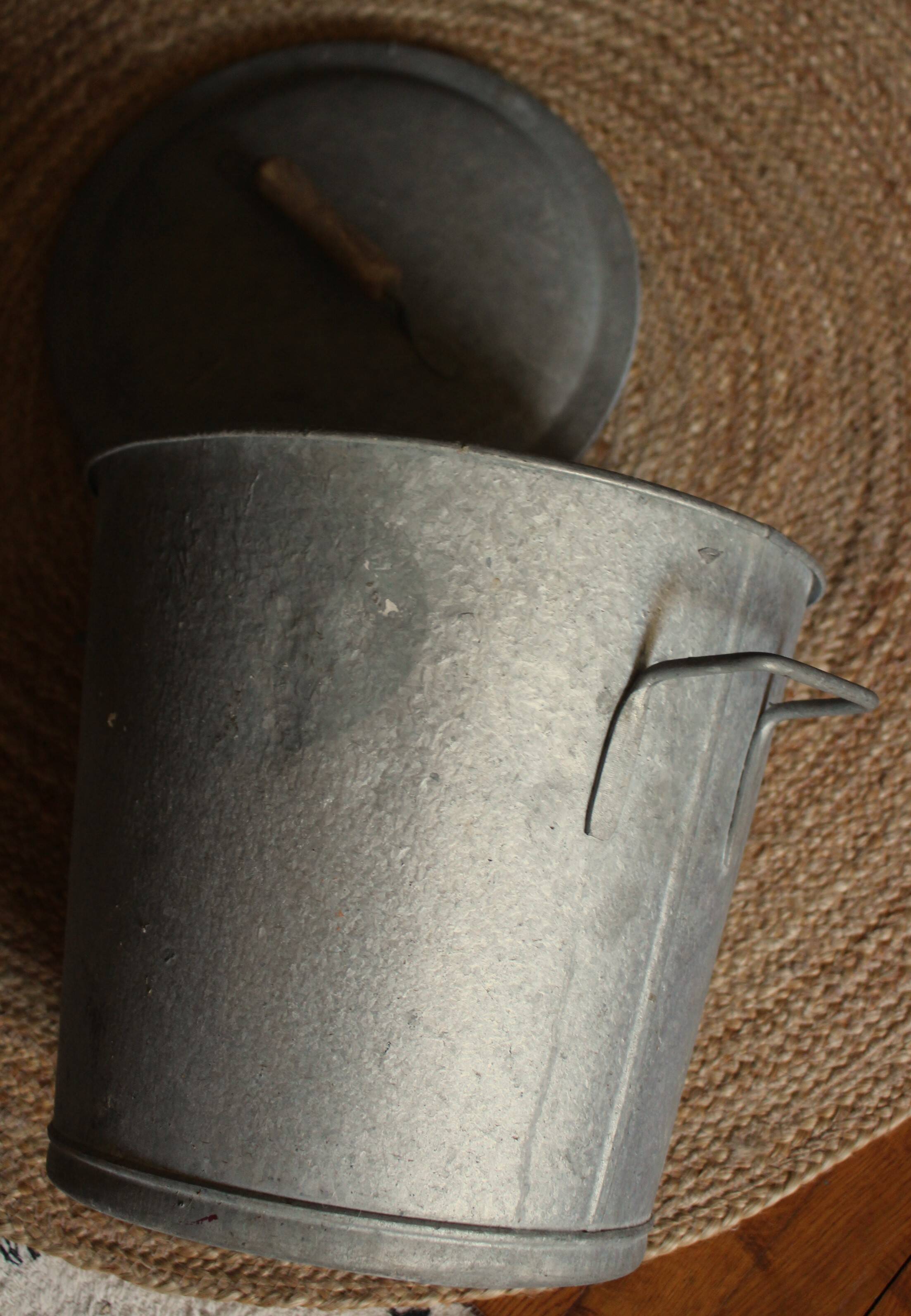 Medium round zinc basin with garden lid