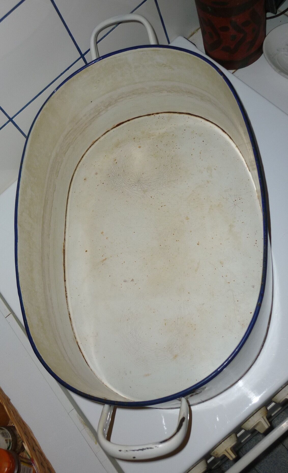 Oval basin 60 cm in white enamelled sheet metal, dark blue border
