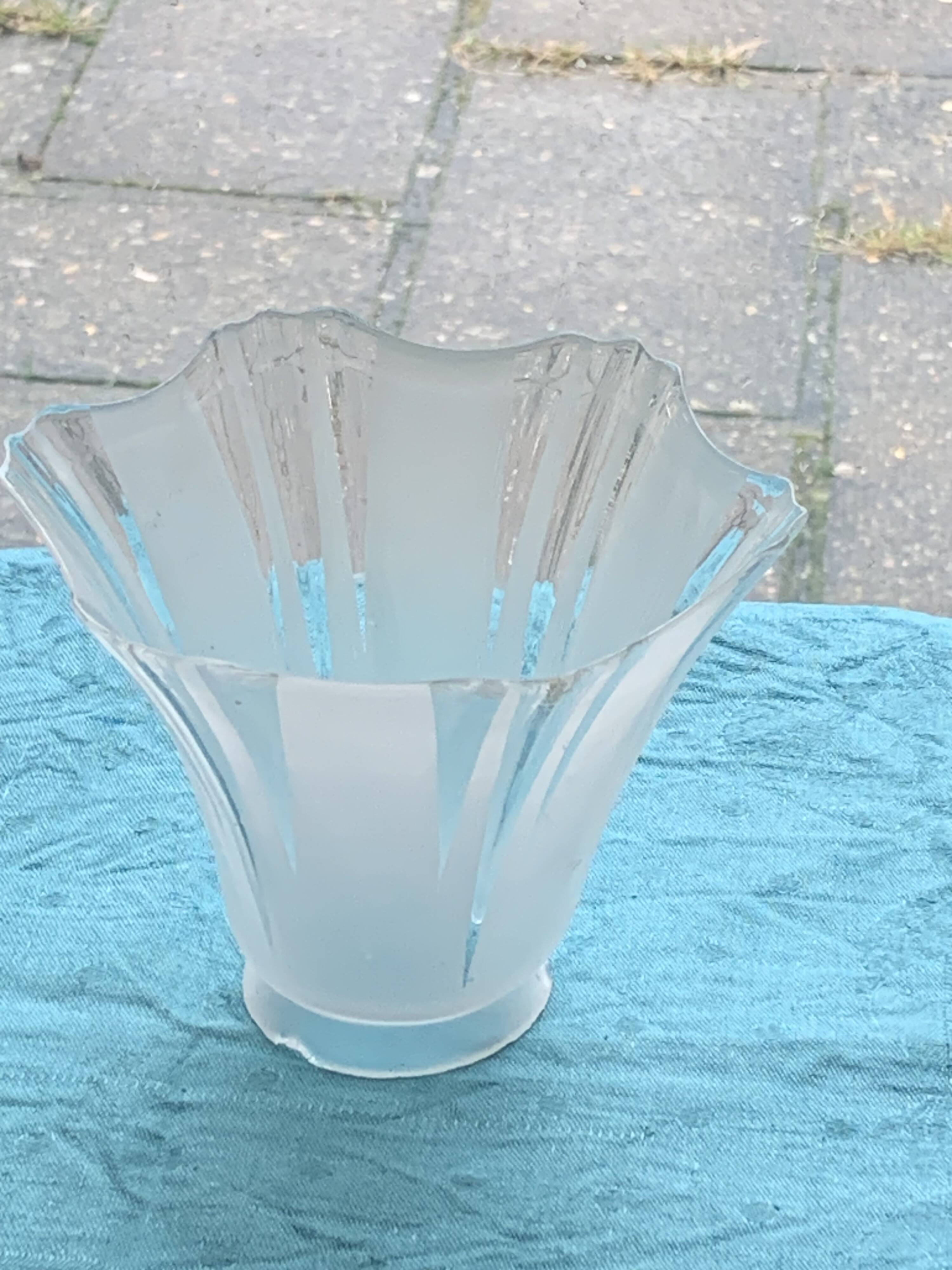 Globe tulipe en verre transparent et blanc, en forme de corolle de fleurs, vintage 1950