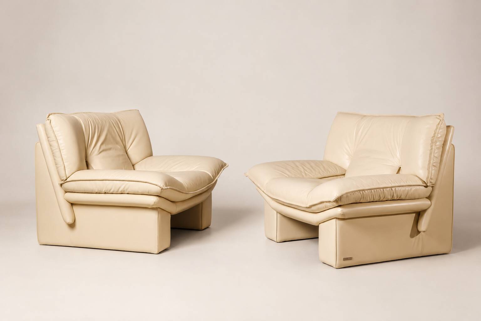 Nicoletti — Pair of lounge chairs "Ambassador" in cream leather