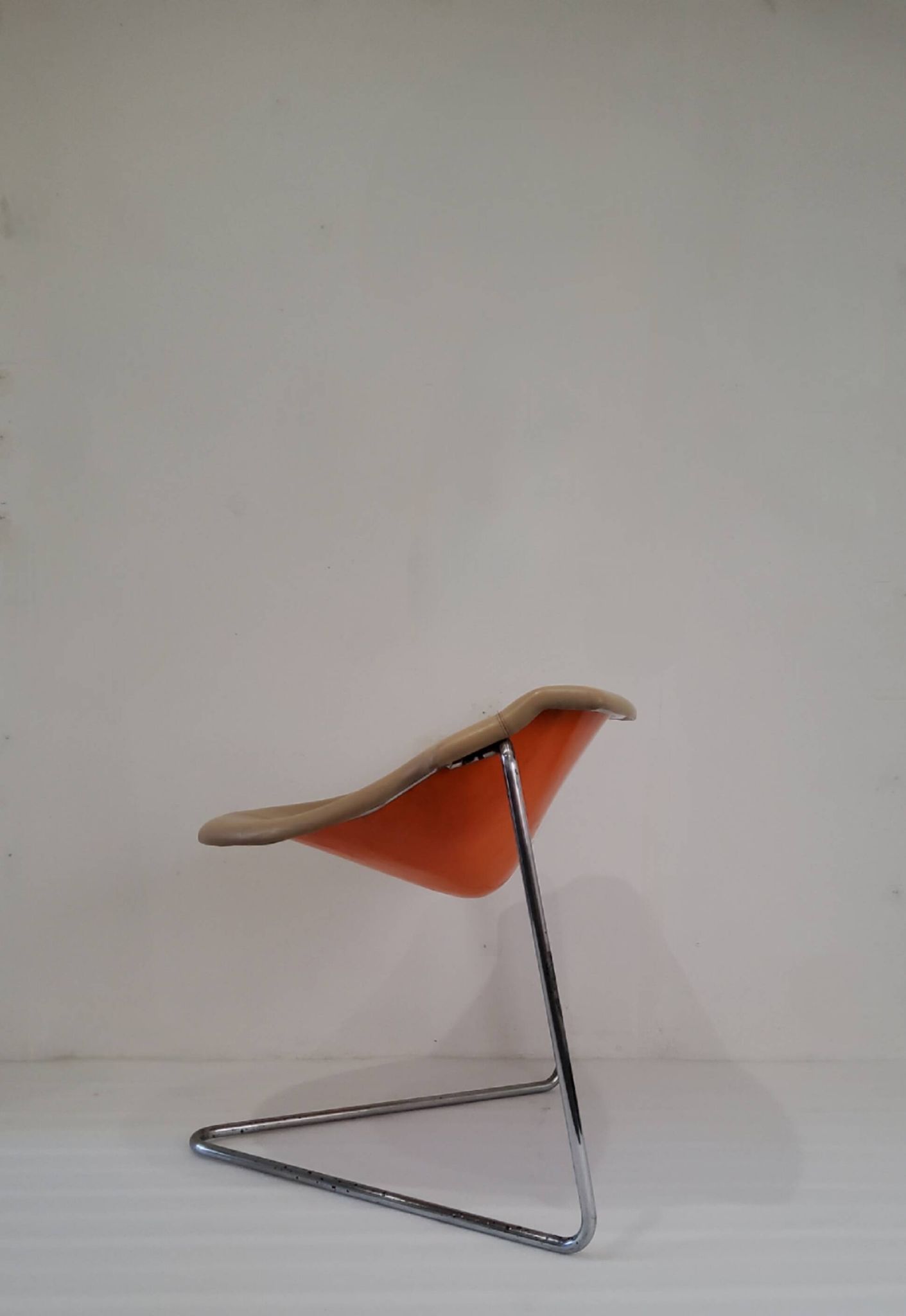 "Pussycat" chair design by Kwok Hoi Chan in leather