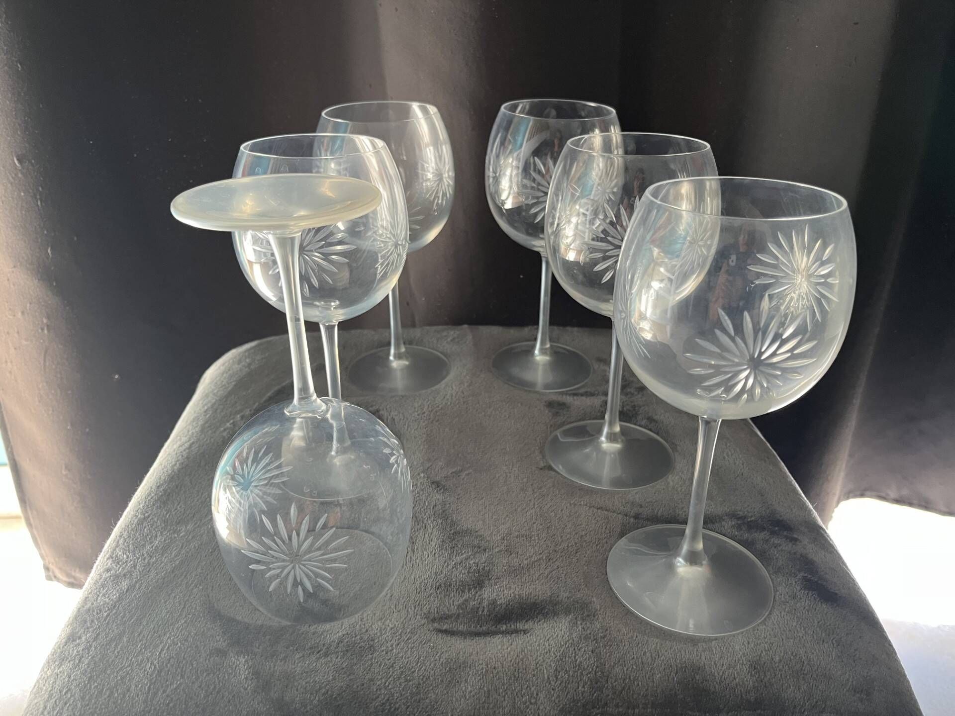 Set of 6 balloon wine glasses in engraved crystal with satin stems - 1980s/90s