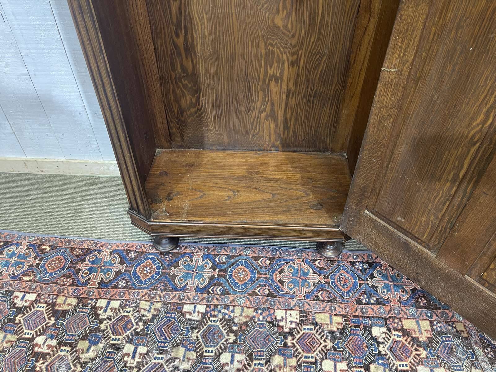 English oak wardrobe cupboard from the early 20th century