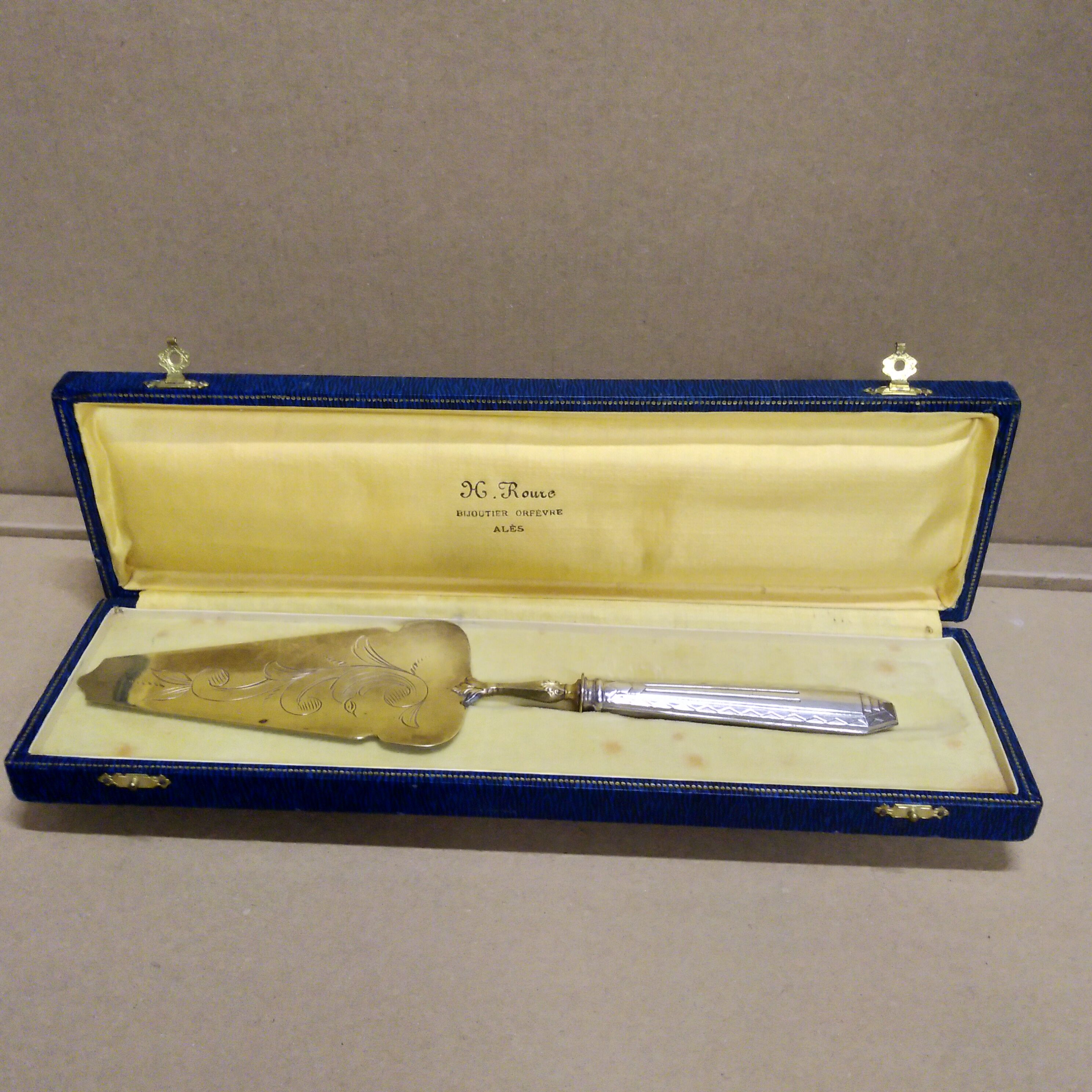 Shovel has silver metal pie art deco
