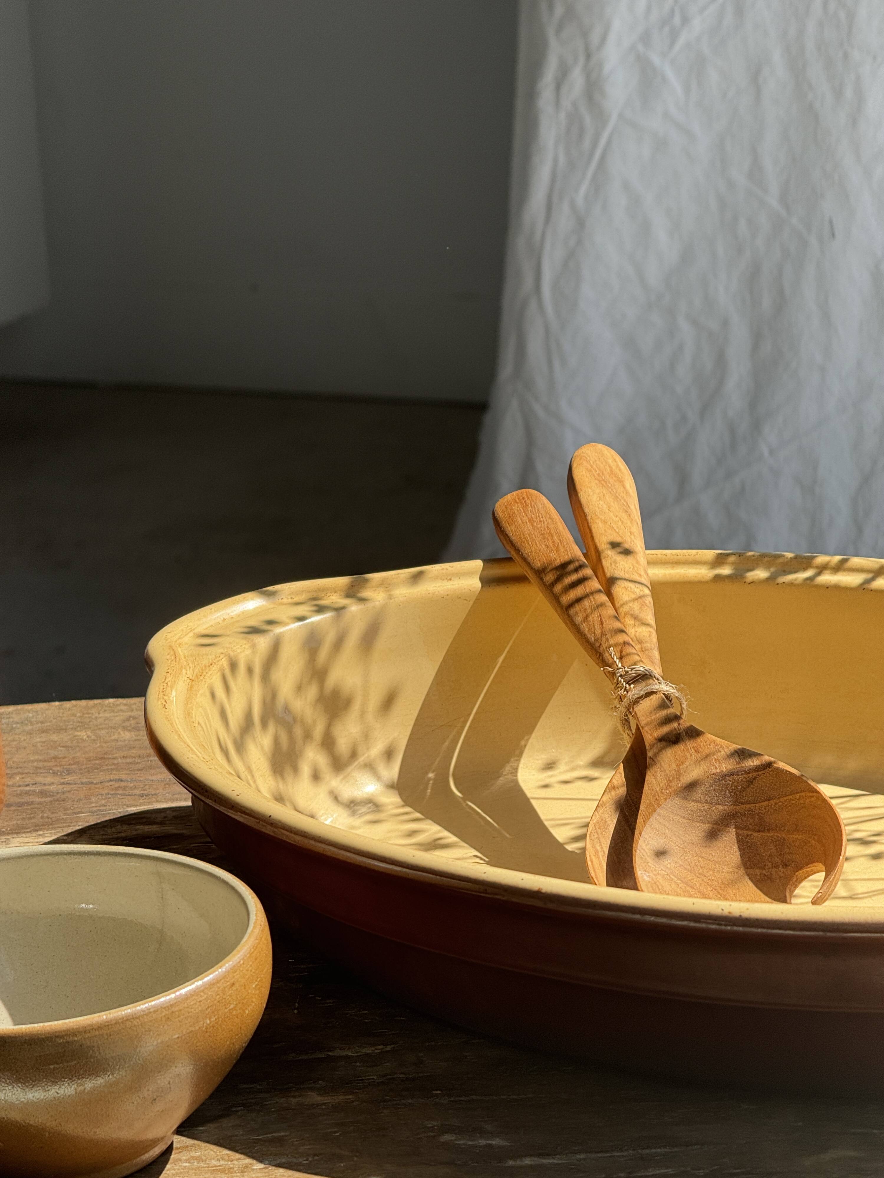 Huge oval oven dish with handle