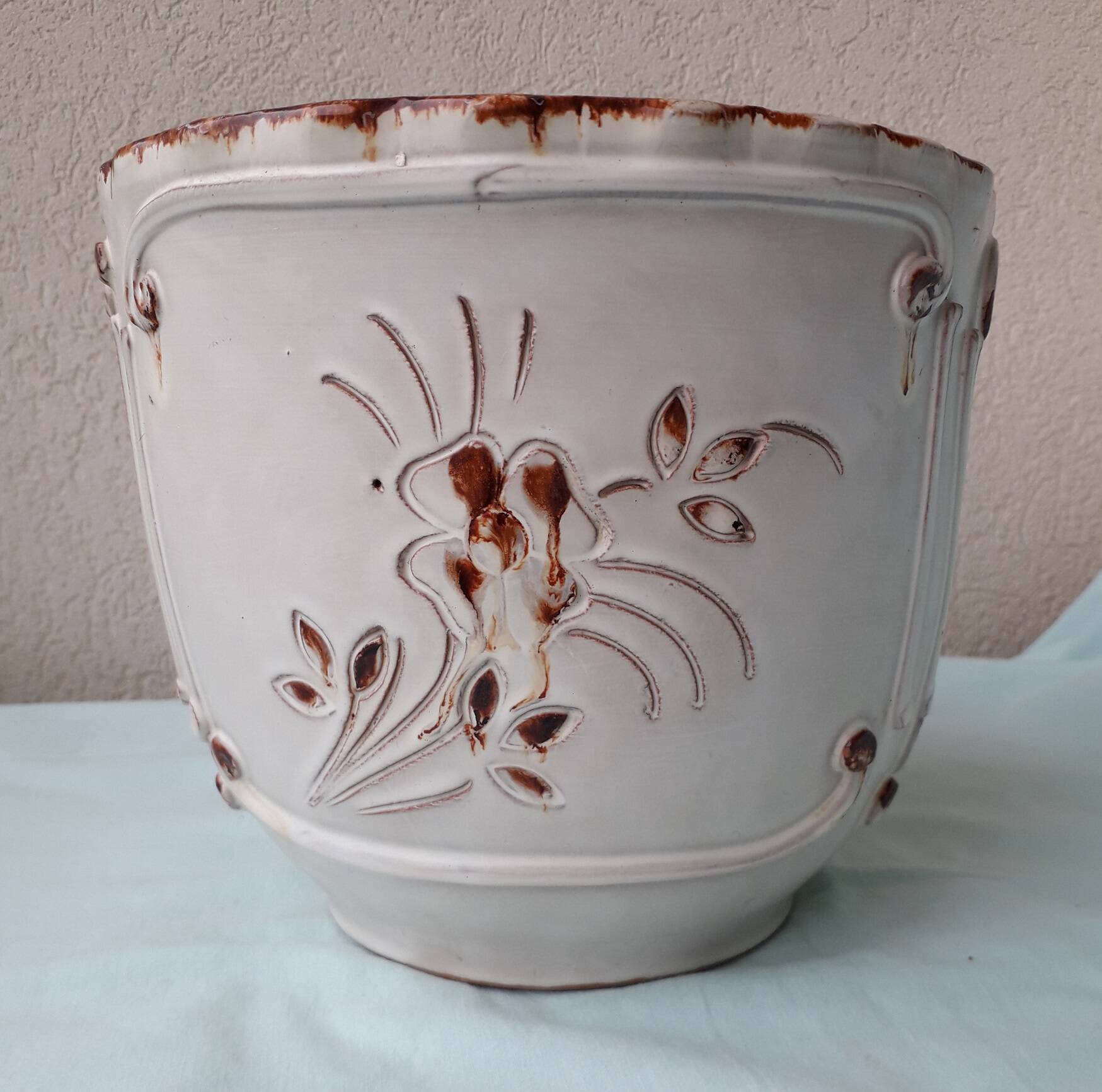 Ceramic cache-pot