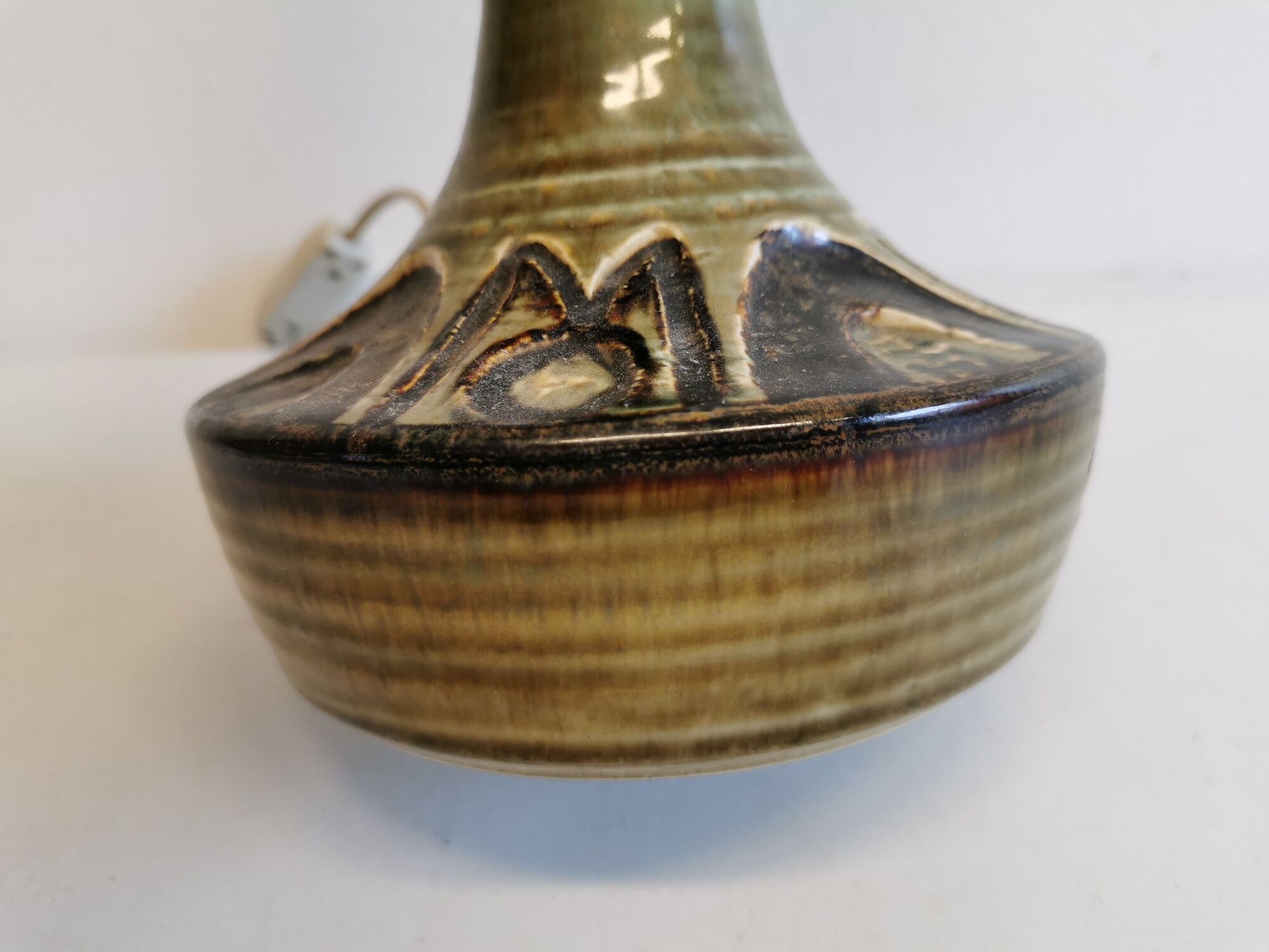 Lampe de table en céramique du danois Søholm dans de belles couleurs beige, vert et or.