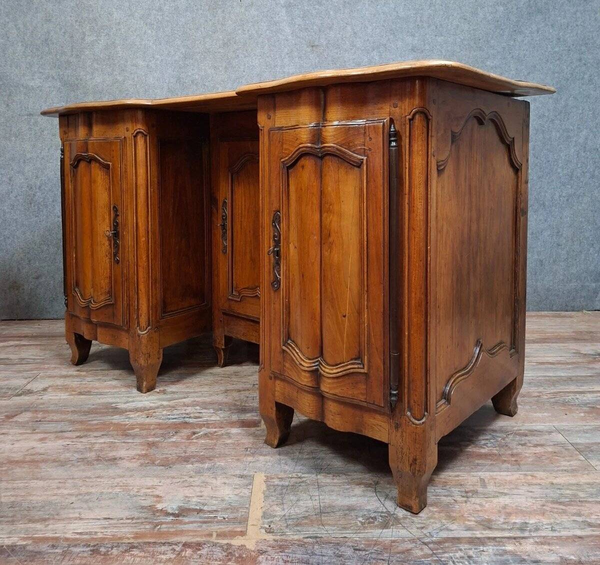 Curved double-sided desk in walnut – Regional work from the Louis XV – XVI period.