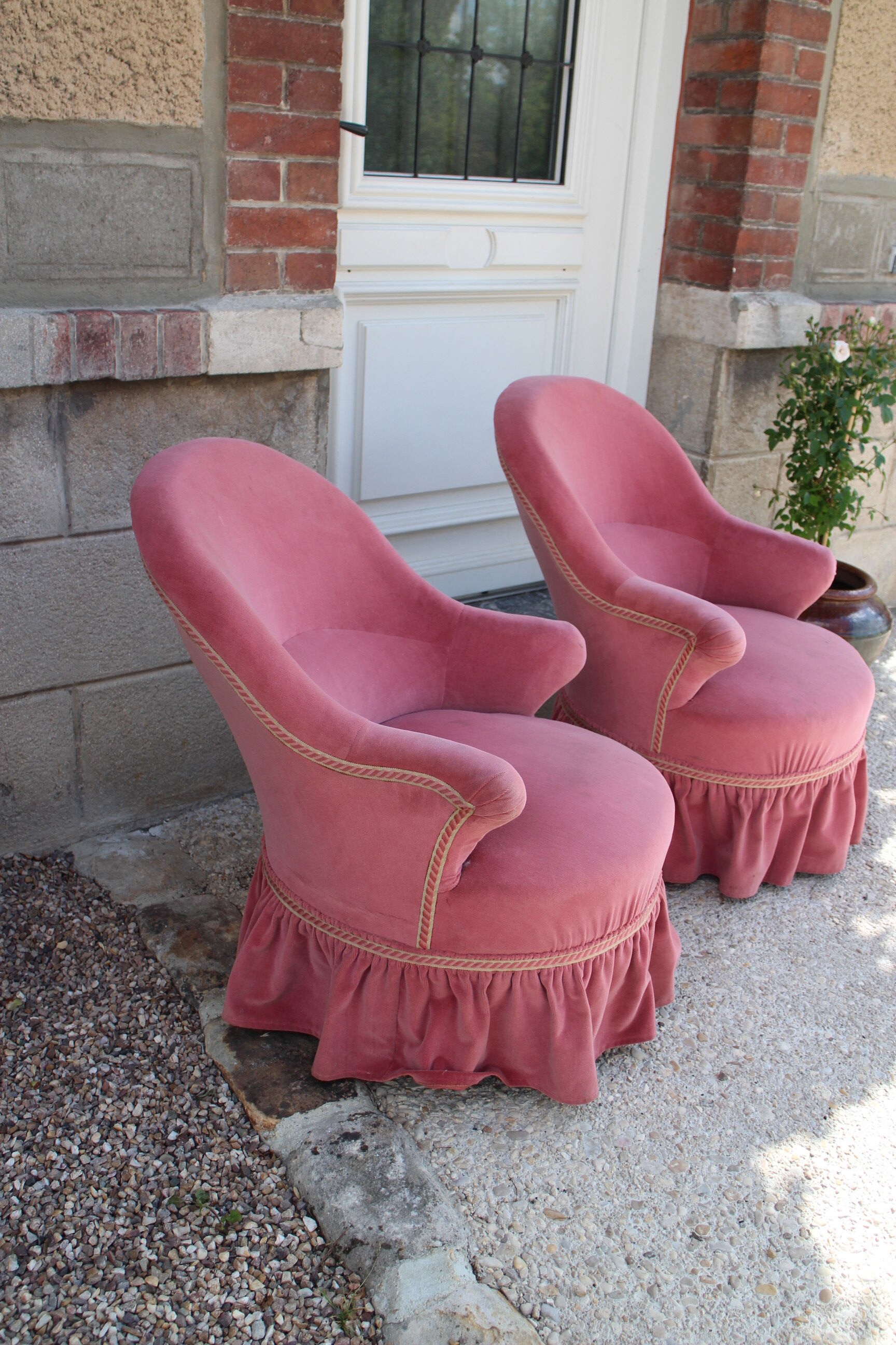 Pair of pink velvet toad armchairs