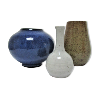 Trio of sandstone vases enamelled brown and white blue