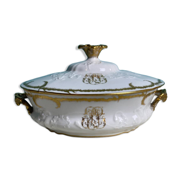 Soupière, légumier en porcelaine fine de Limoges blanche et dorée, monogramme PJC