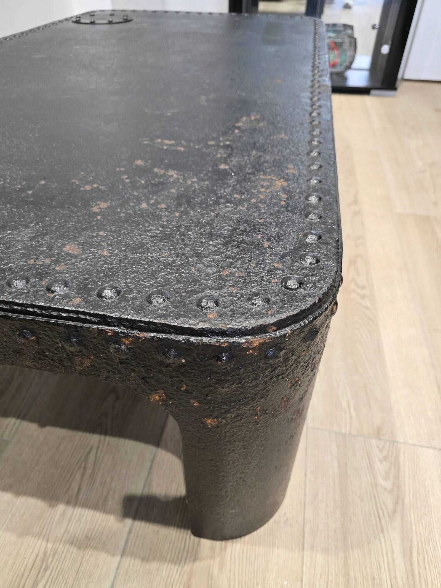 Industrial coffee table in riveted metal from around 1920 – black patina – 145 × 80 cm