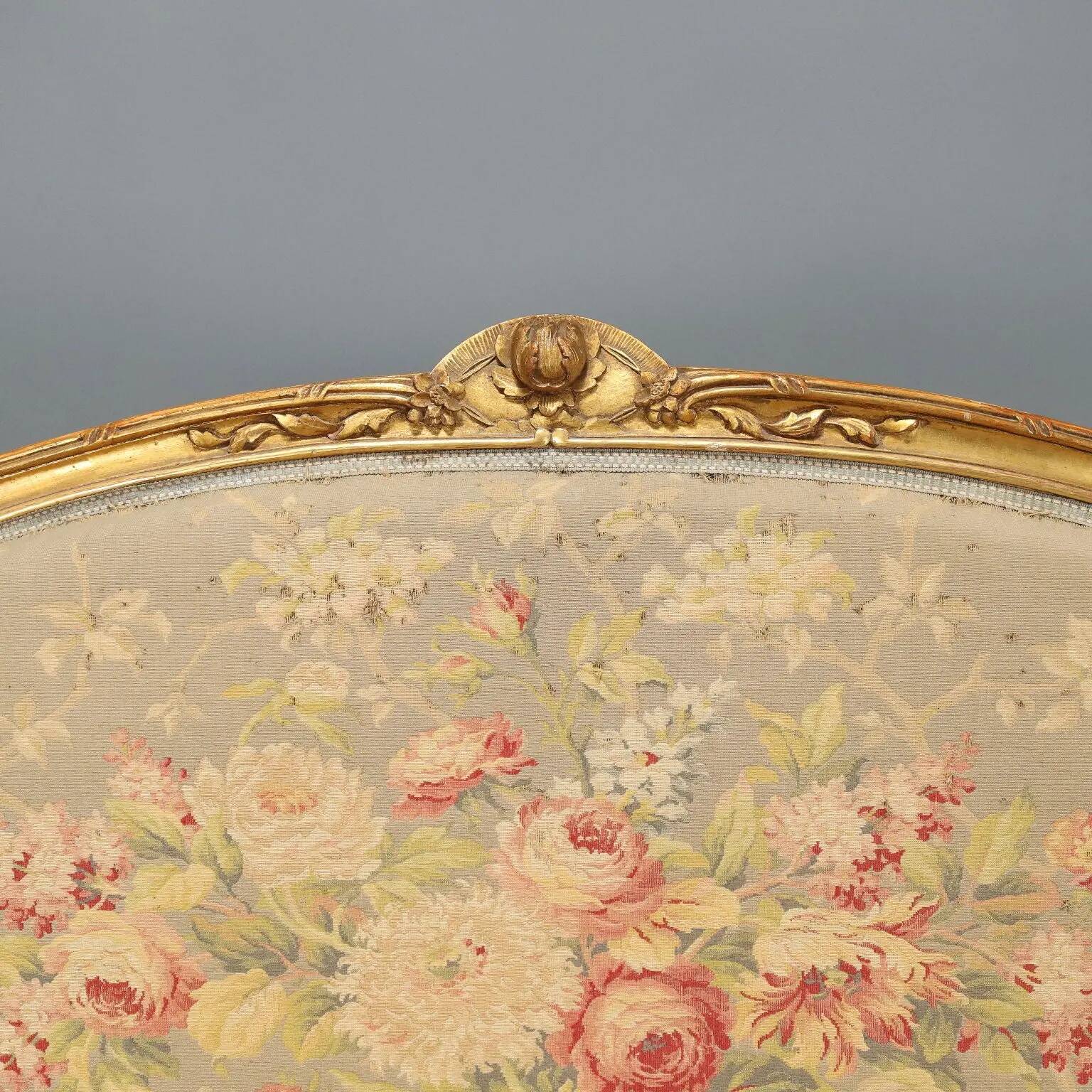 Canapé ancien style baroque, décorations en bois doré, XIXe siècle