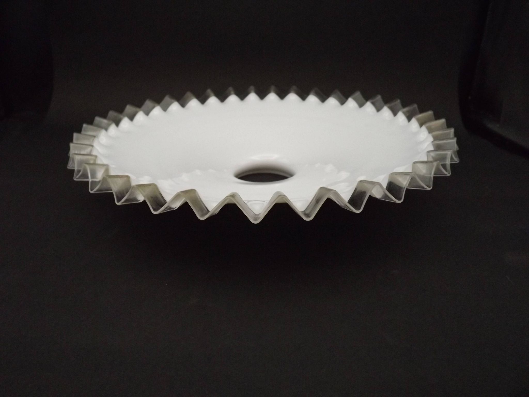 Abat-jour pendentif en verre frangé blanc opalin clair bord festonné