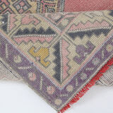 Tapis turc en laine rose poussiéreux