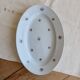 Plat de service ovale ancien faïence bleu pâle décor petites fleurs