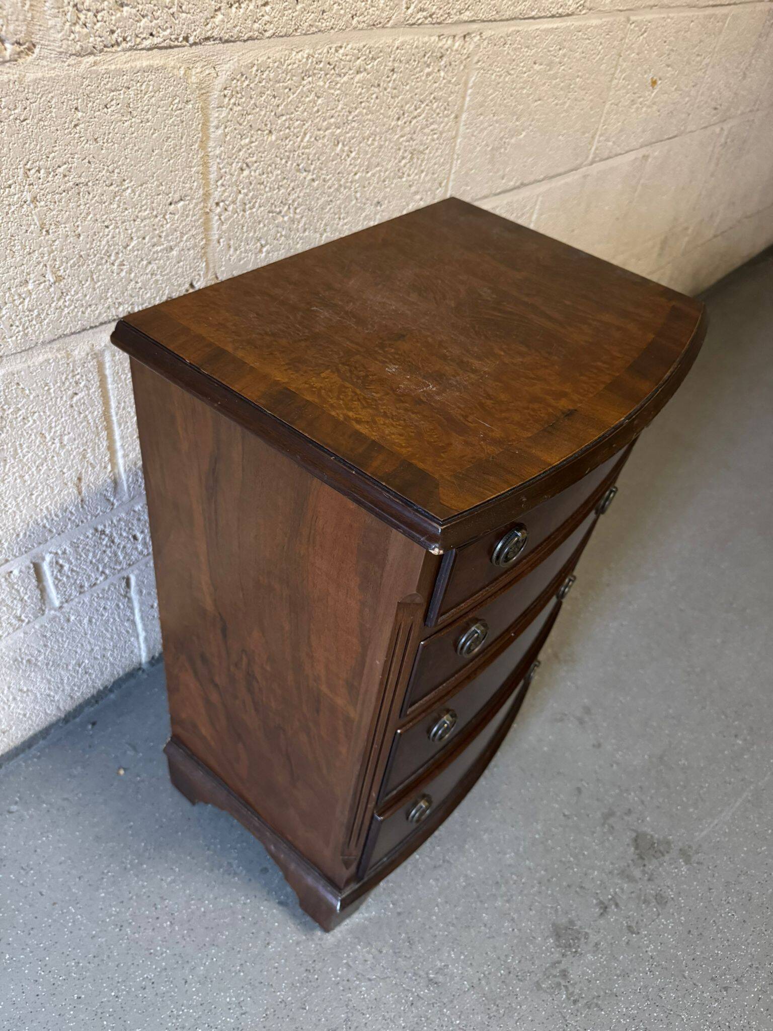 Commode en noyer burr avec des joints à queue d'aronde.