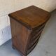 Commode en noyer burr avec des joints à queue d'aronde.