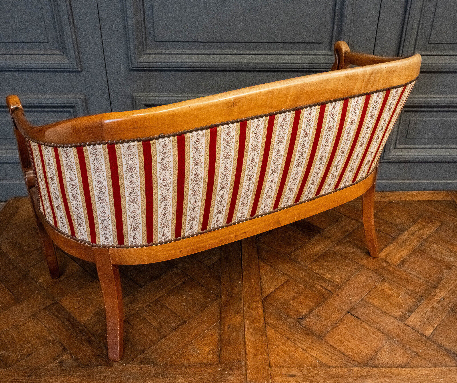 Blond mahogany sofa XXth décor gooseneck with butts