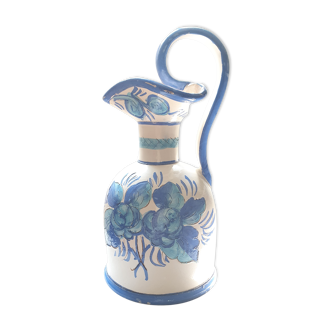 Ceramic pourer with flat bottom and pinched nose