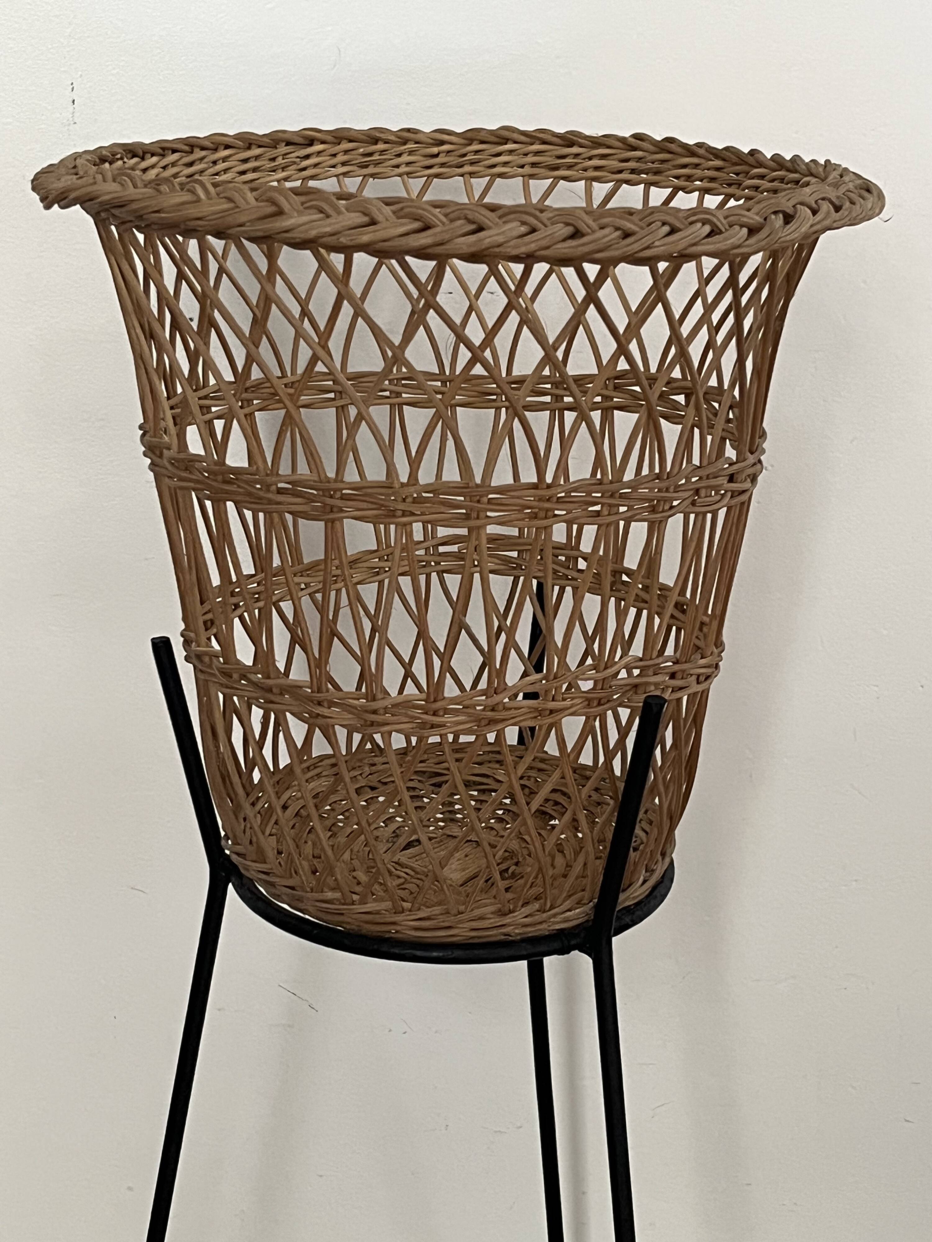 Woven wicker basket/tripod basket