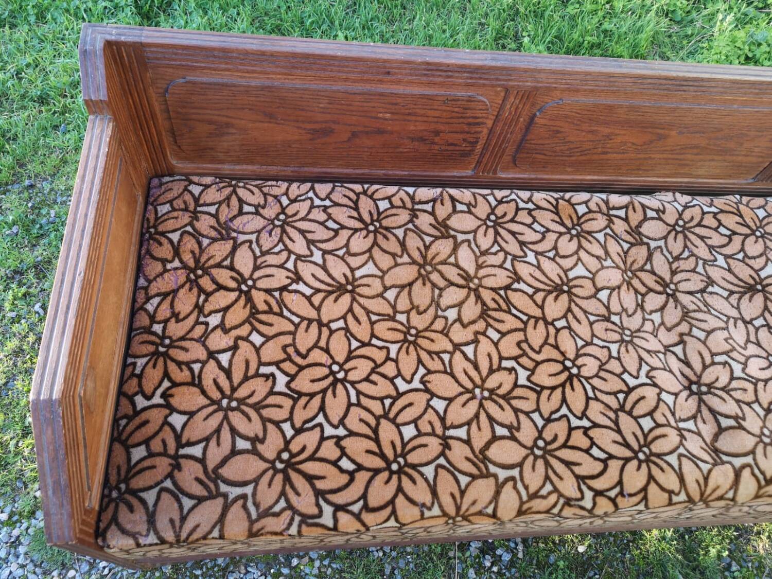 Art Deco banquette in its original condition.