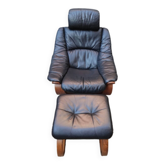 Fauteuil en cuir noir + repose pied