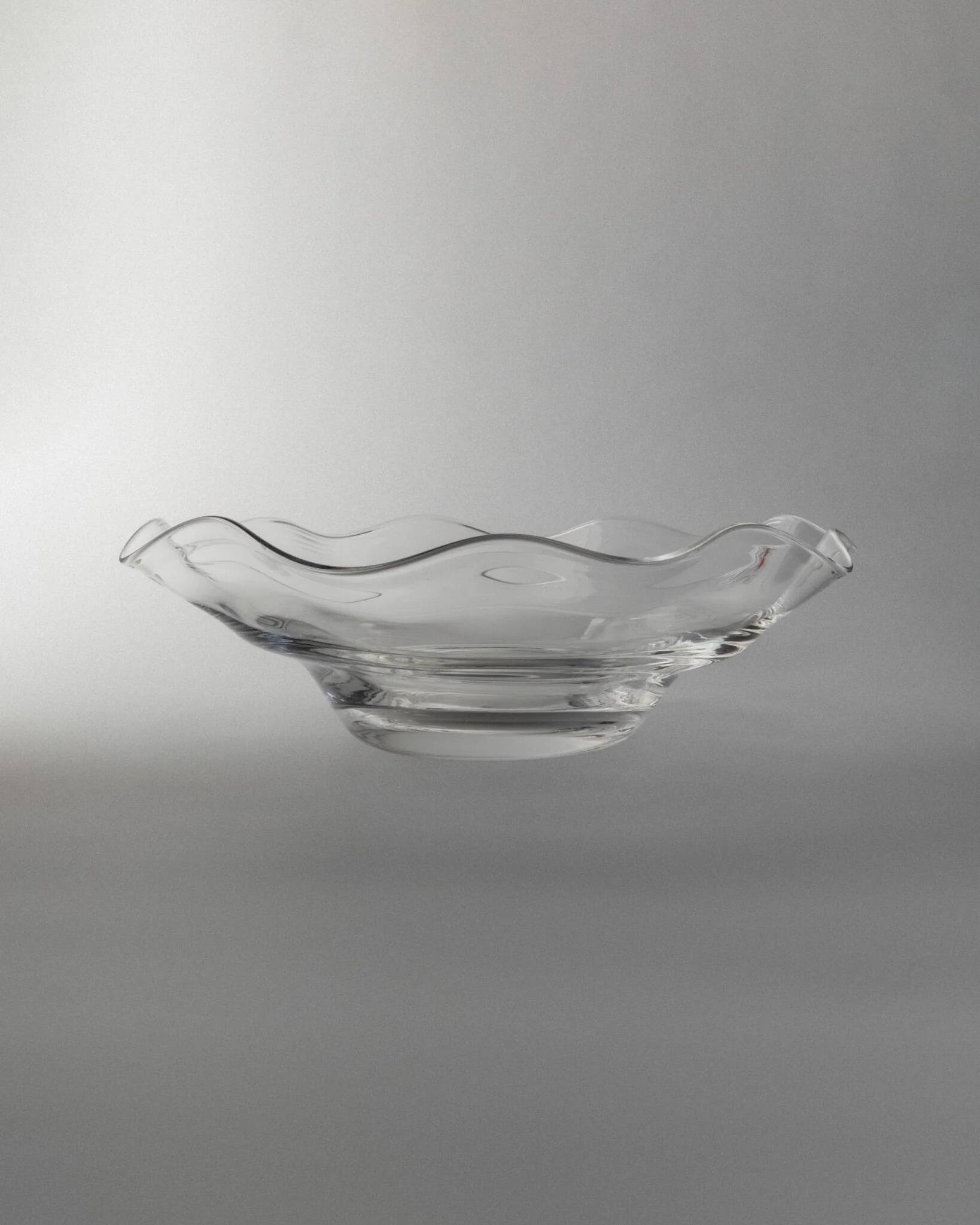 Immense bol en verre transparent de 16,5 pouces par Laica Cristalleria – Centre de table à bord ondulé, Italie, années 1990.