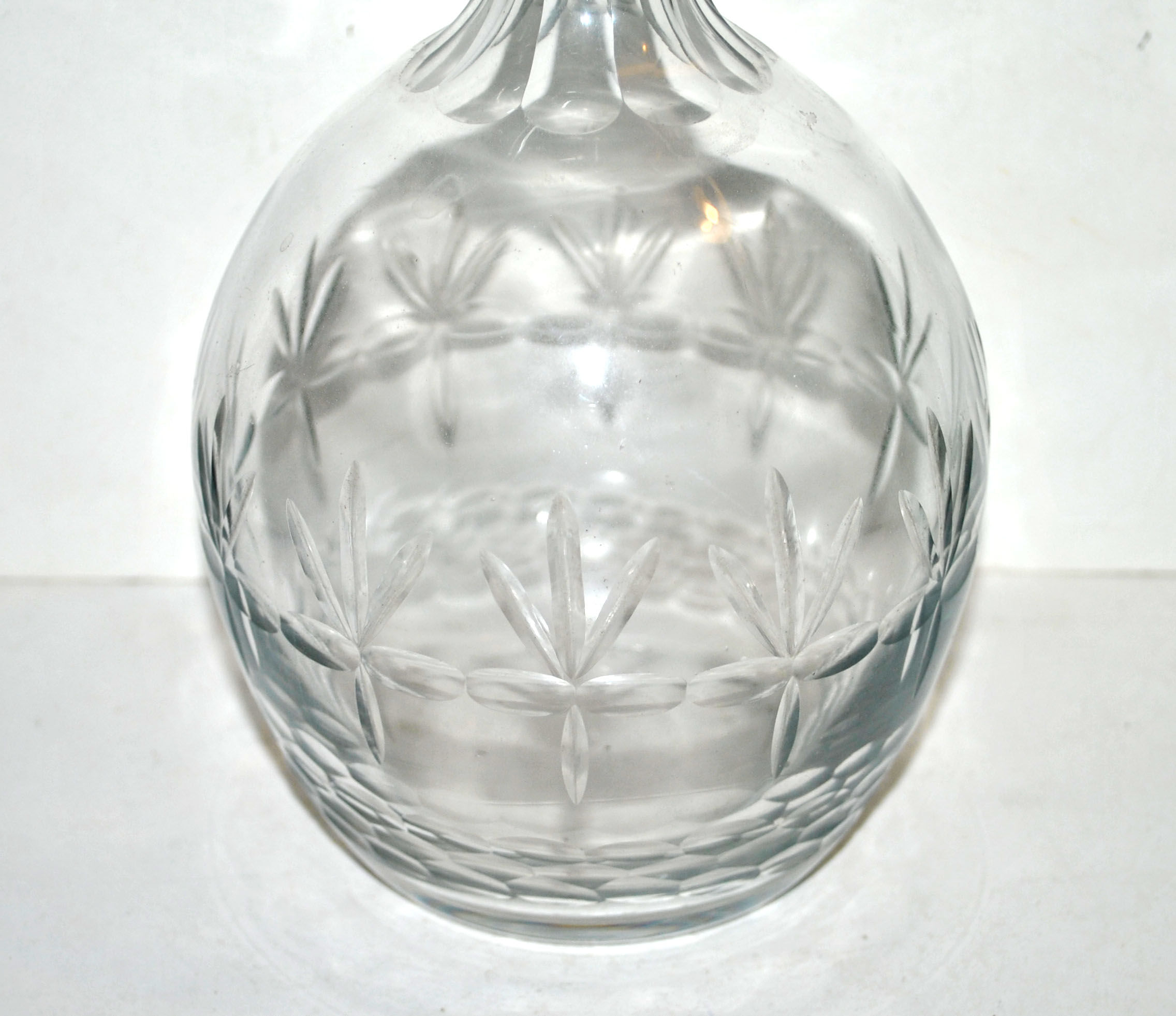 Vintage crystal decanter cut from star bevels and rice grains 1920-1930 bistrot