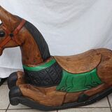 Cheval à bascule en bois sculpté, peint à la main