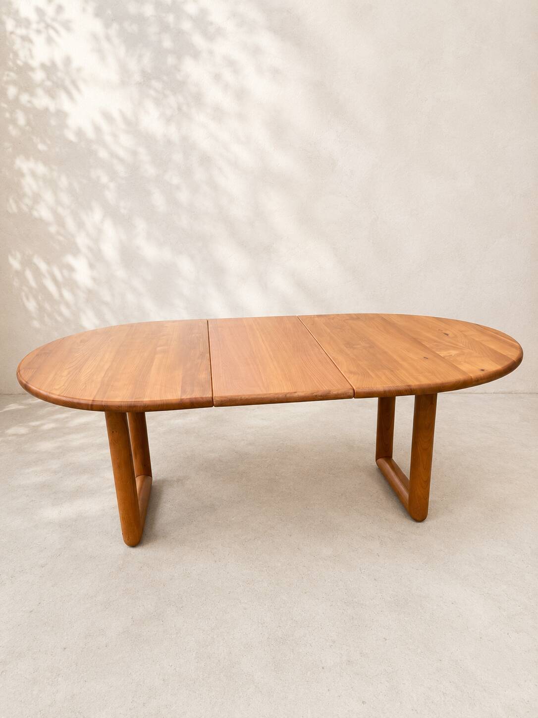 Grande table ovale extensible en orme massif – Travail français, années 197