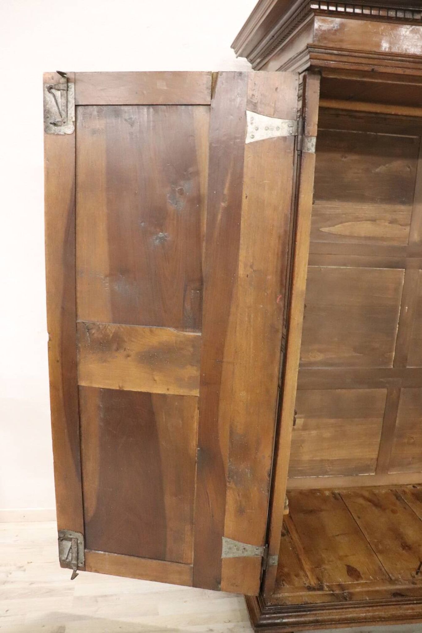 Armoire à Secret Du 17ème Siècle En Noyer