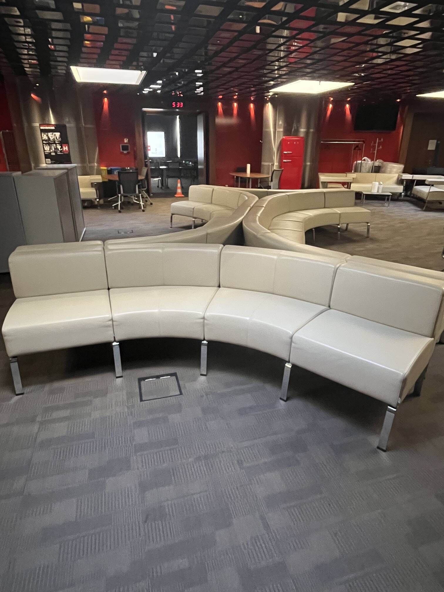 Banquette modulaire courbe Bene cuir crème – 24 modules – Autriche 2008