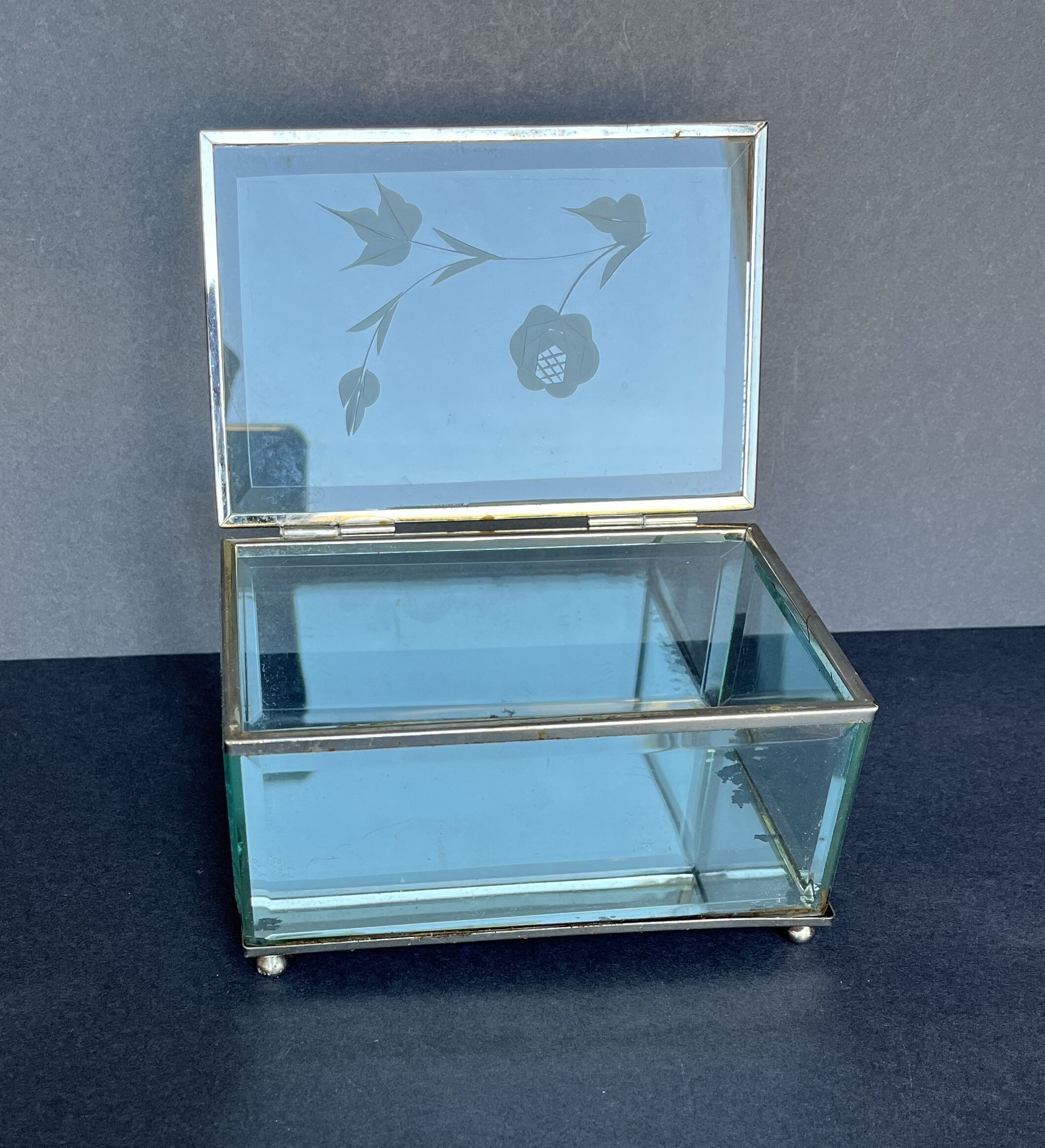 Glass jewelry box