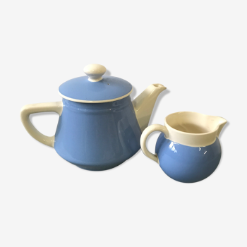 Set teapot and milk jug