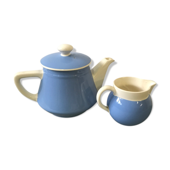 Set teapot and milk jug