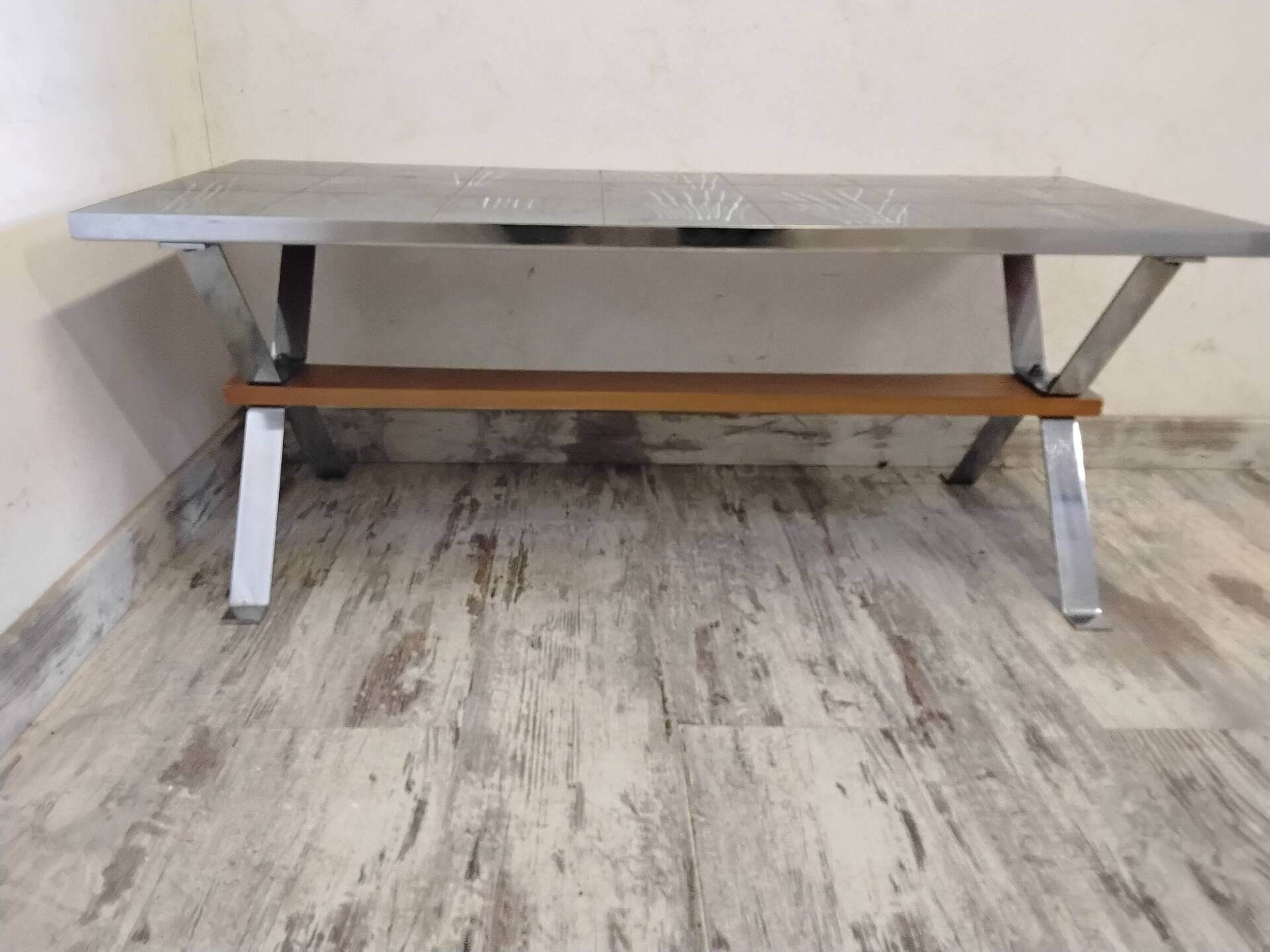Table basse années 70 à décor de chevaux