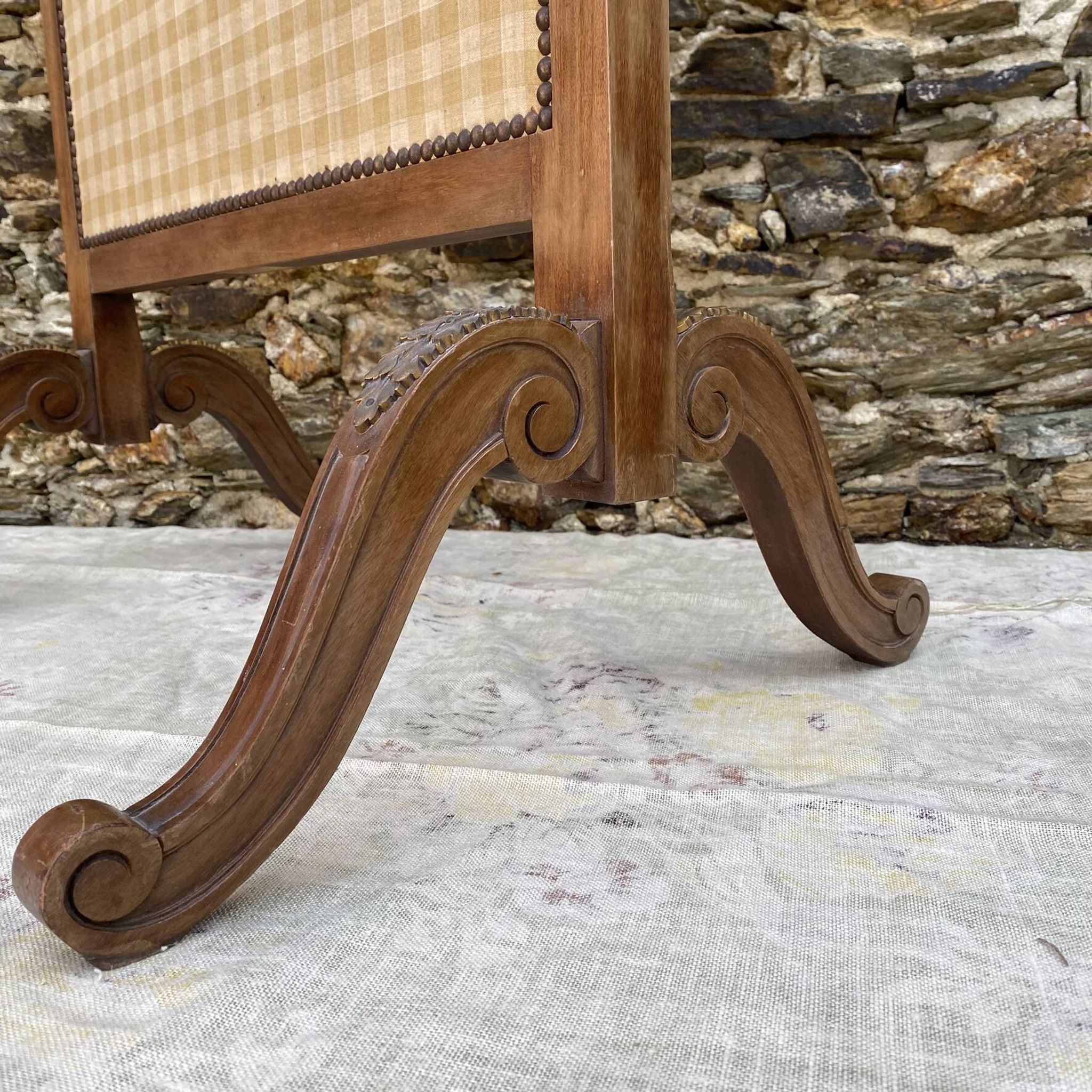 Ecran de cheminée en bois et tissu brodé 94X62