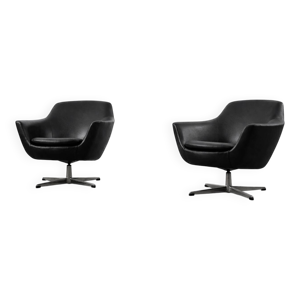 2 fauteuils en cuir noir,