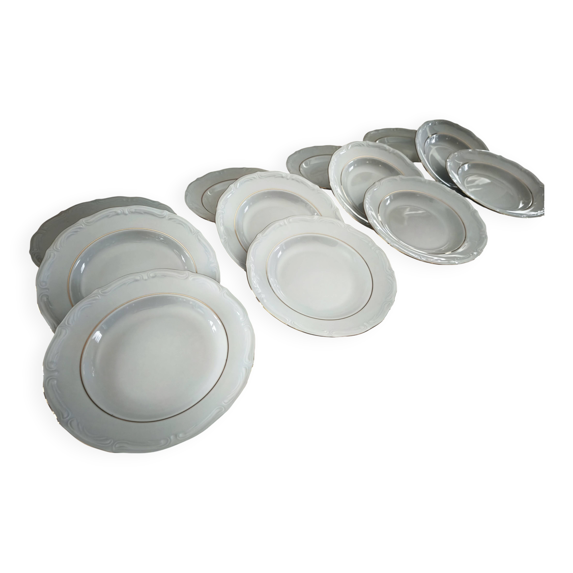 12 deep plates in porcelain with double gold trim.