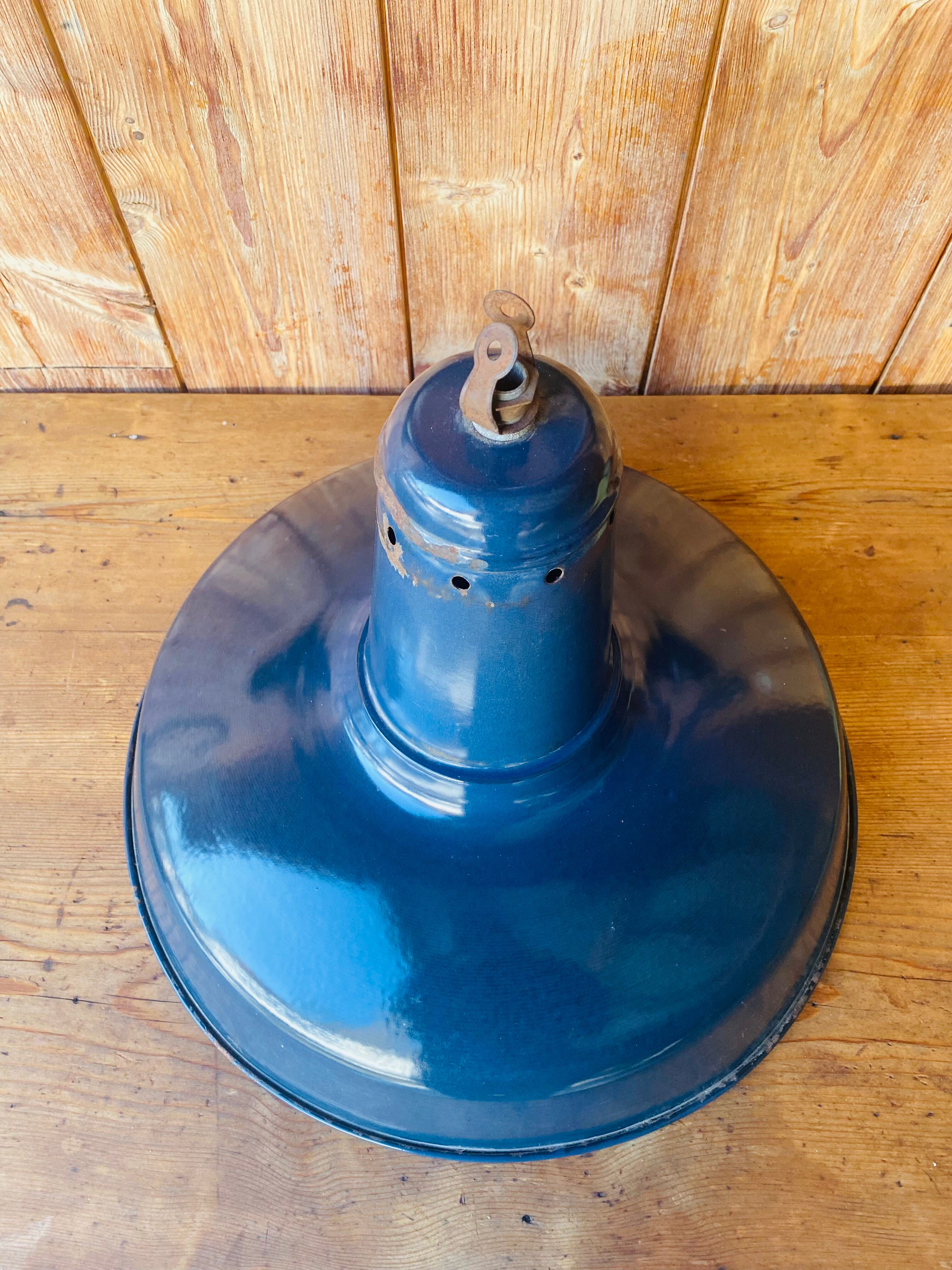 Workshop suspension in blue enamelled sheet metal white interior