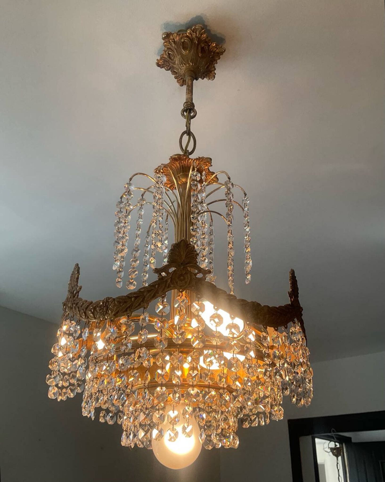 Cascade chandelier in bronze and crystal pendants